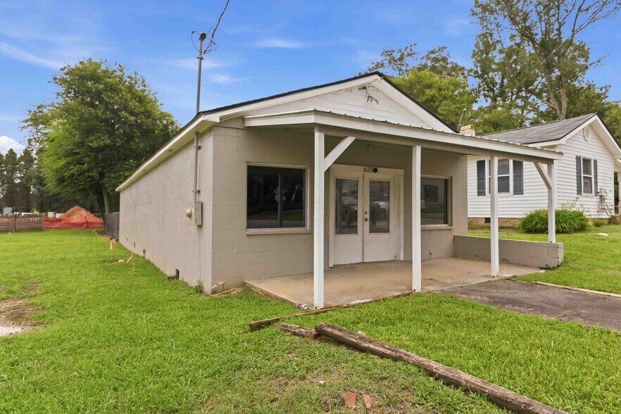 More Photos Of 633 NE Lawrence St, Marietta Office For Sale
