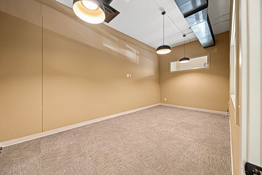 More Photos Of 3441 Devils Glen Rd, Bettendorf Storefront For Lease