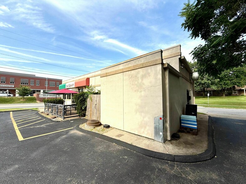 More Photos Of 834 E Division St, Springfield Restaurant For Sale