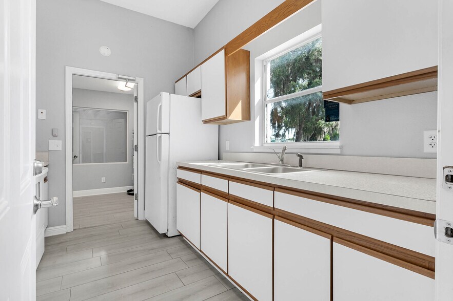 More Photos Of 334 E Myers Blvd, Mascotte Office For Sale