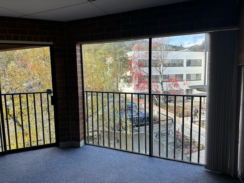 More Photos Of 5441 S Macadam Ave, Portland Office For Lease