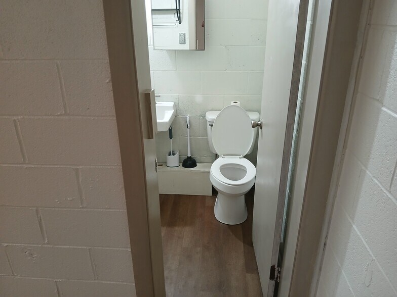 More Photos Of 1718 Creighton Ave SE, Decatur Flex For Sale