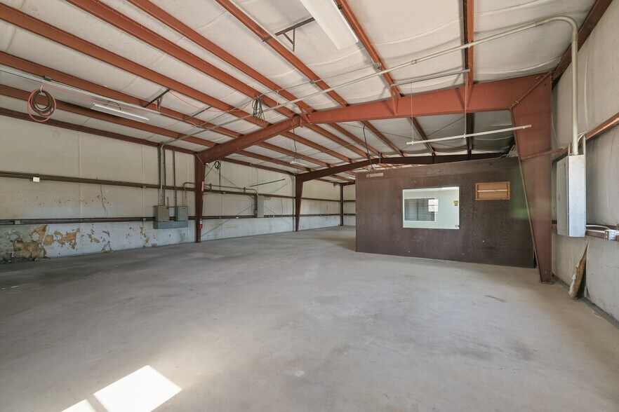 More Photos Of 314 E Walker St, League City Warehouse For Lease