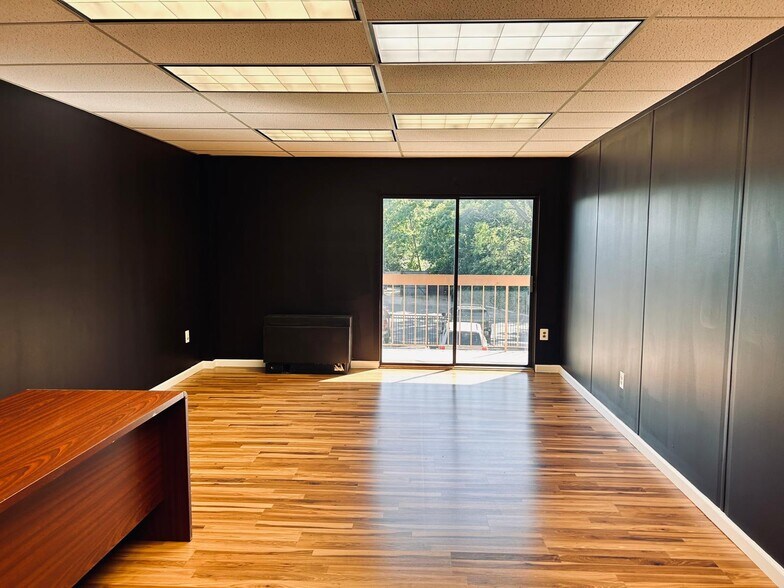 More Photos Of 450 Maple Ave E, Vienna Unknown For Lease