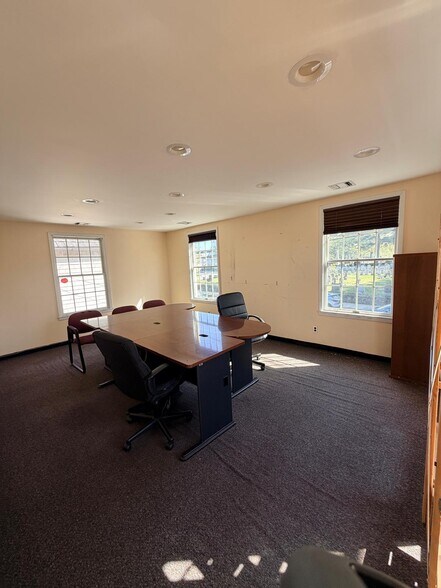 More Photos Of 27-33 Plandome Rd, Manhasset Storefront Retail Office For Lease
