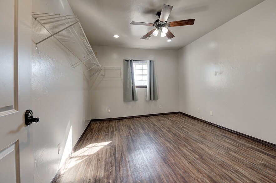 More Photos Of 8900 Charter Oak Rd, Edmond Flex For Sale