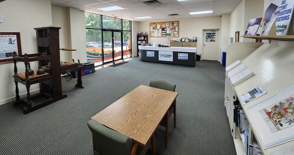 More Photos Of 930 Winfield Rd, Petersburg Light Distribution For Sale