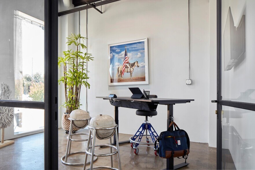 More Photos Of 1627 Dragon St, Dallas Office For Sale