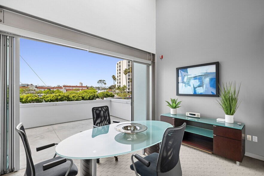 More Photos Of 517 30th St, Newport Beach Freestanding For Sale