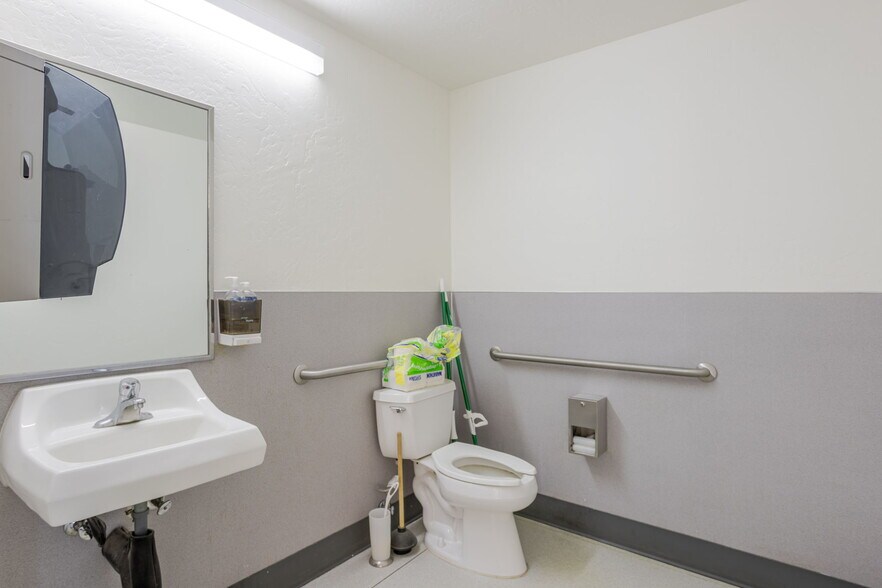 More Photos Of 999 NE 2nd St, Bend Freestanding For Lease