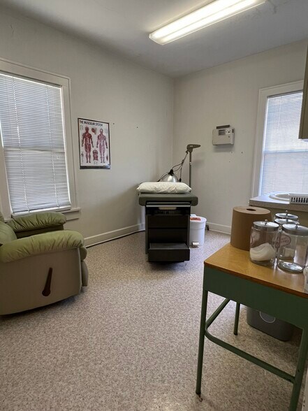 More Photos Of 307 Cottage Ave, Anderson Office For Sale