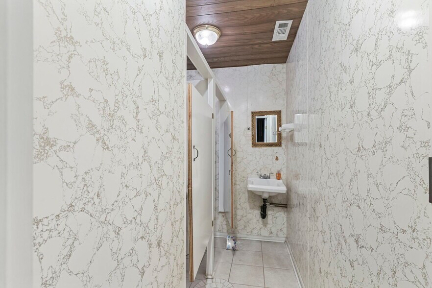 More Photos Of 2929 Clifty Dr, Madison Flex For Sale