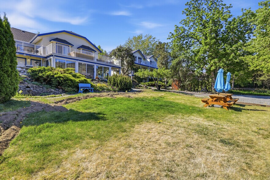 More Photos Of 7001 Savona Access Rd, Thompson-Nicola Hotel For Sale