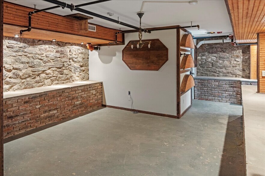 More Photos Of 159 N Sycamore St, Newtown Office For Lease