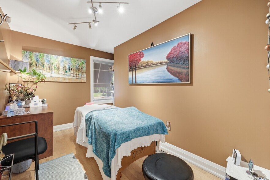More Photos Of 60 King St W, Hamilton Office For Sale