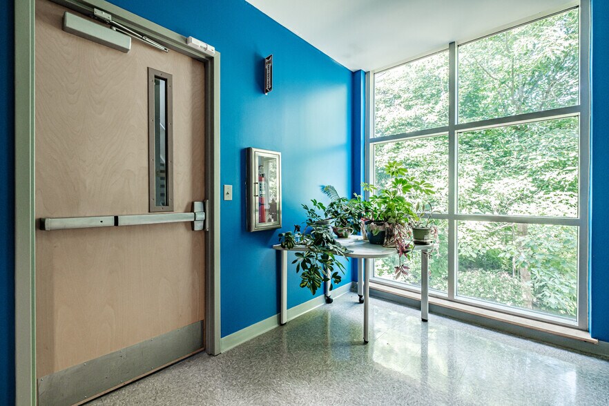 More Photos Of 2 Delorme Dr, Yarmouth Flex For Sale