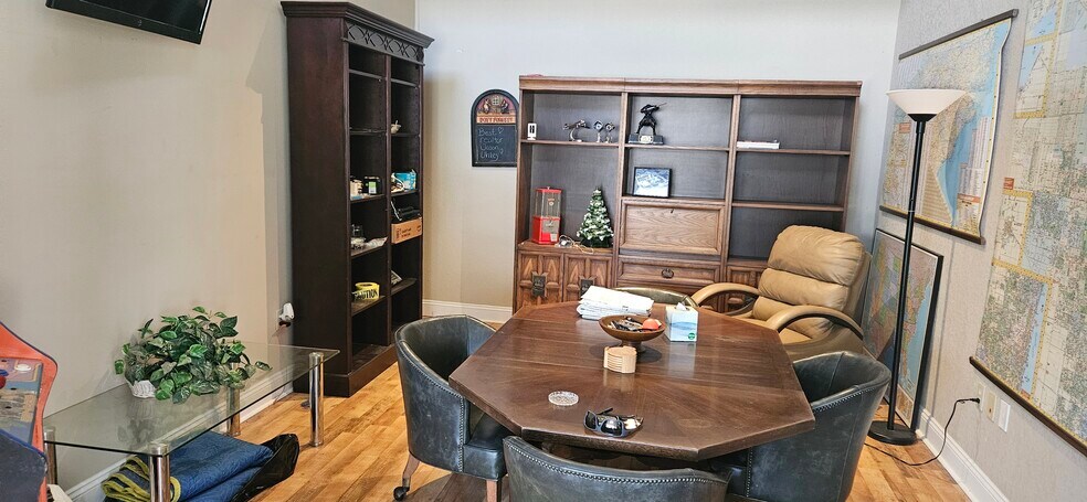 More Photos Of 10101 Lantana Rd, Lake Worth Showroom For Lease