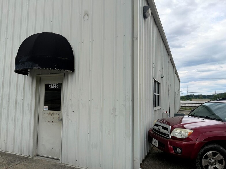 More Photos Of 3768 Peters Creek Rd SW, Roanoke Flex For Lease