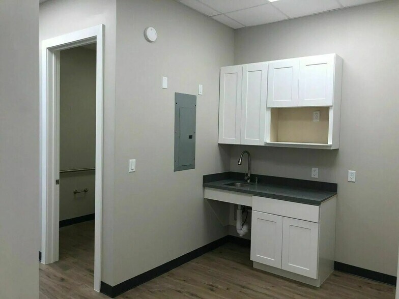 More Photos Of 2525 N Frazier St, Conroe Office For Sale