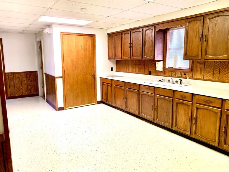 More Photos Of 10405 US Highway 59, Grove Medical For Lease