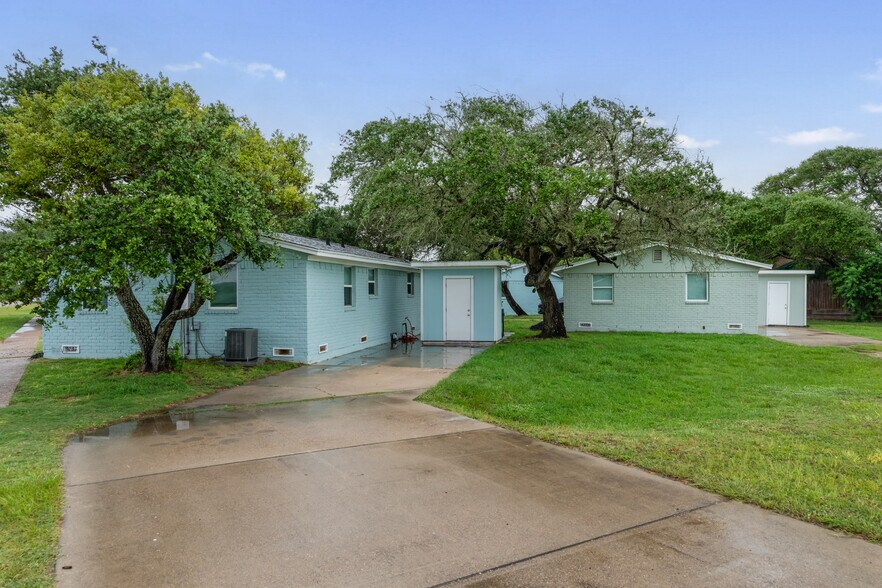 More Photos Of 1300 N Live Oak St, Rockport Multifamily For Sale