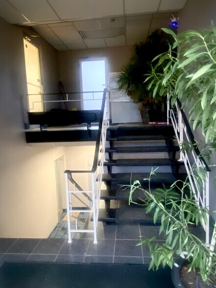 More Photos Of 18 Ontario St, Grimsby Office For Sale