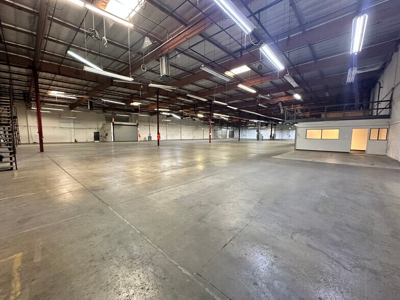 More Photos Of 25371-25395 Rye Canyon Rd, Valencia Warehouse For Lease
