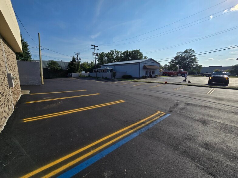 More Photos Of 2250 Pontiac Rd, Auburn Hills Office For Lease