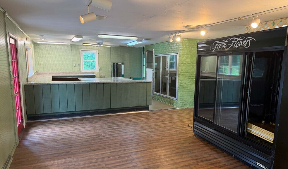 More Photos Of 10913-10921 Falls Rd, Lutherville Timonium Storefront Retail Office For Sale