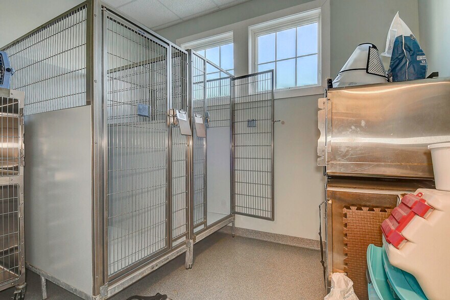 More Photos Of 9650 Shore Dr, Norfolk Veterinarian Kennel For Sale