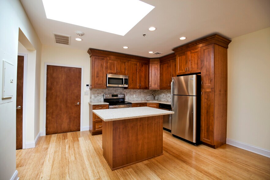 More Photos Of 266 Main St, Huntington Storefront For Lease