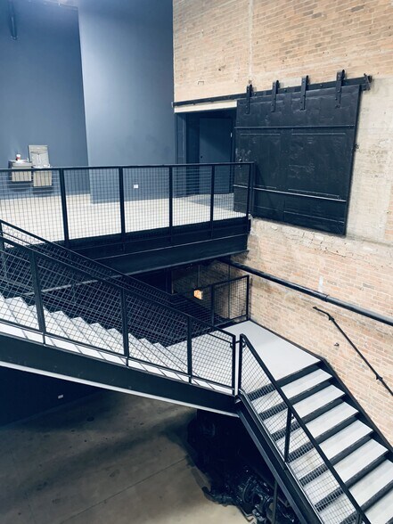 More Photos Of 2145 W Grand Ave, Chicago Showroom For Lease