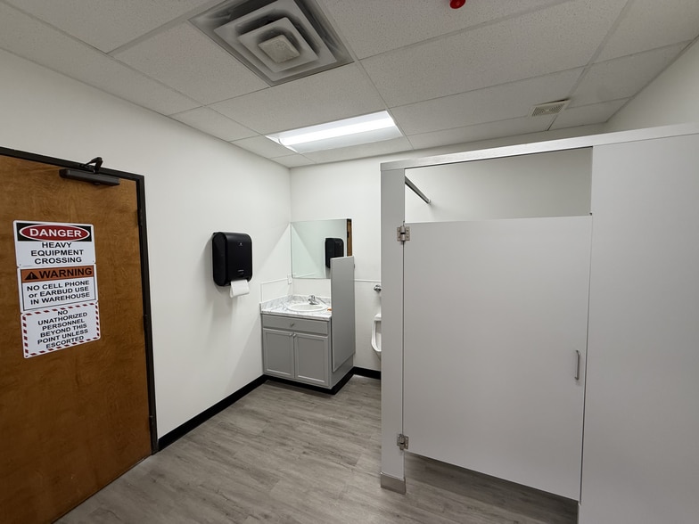 More Photos Of 935 Avenue R, Grand Prairie Distribution For Lease
