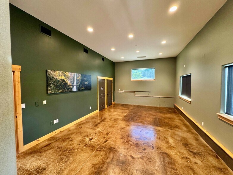 More Photos Of 31925 Historic Columbia River Hwy, Troutdale Warehouse For Sale