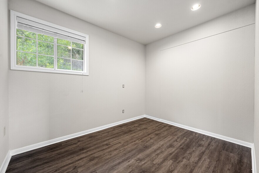 More Photos Of 19019 TX-71, Spicewood Office Residential For Lease