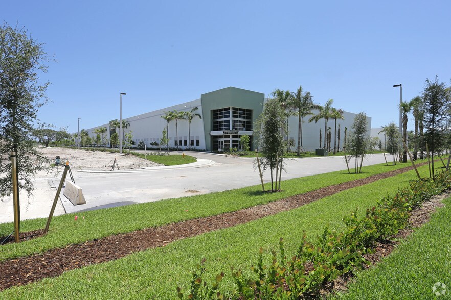 More Photos Of 400 Hillsboro Technology Dr, Deerfield Beach Distribution For Lease