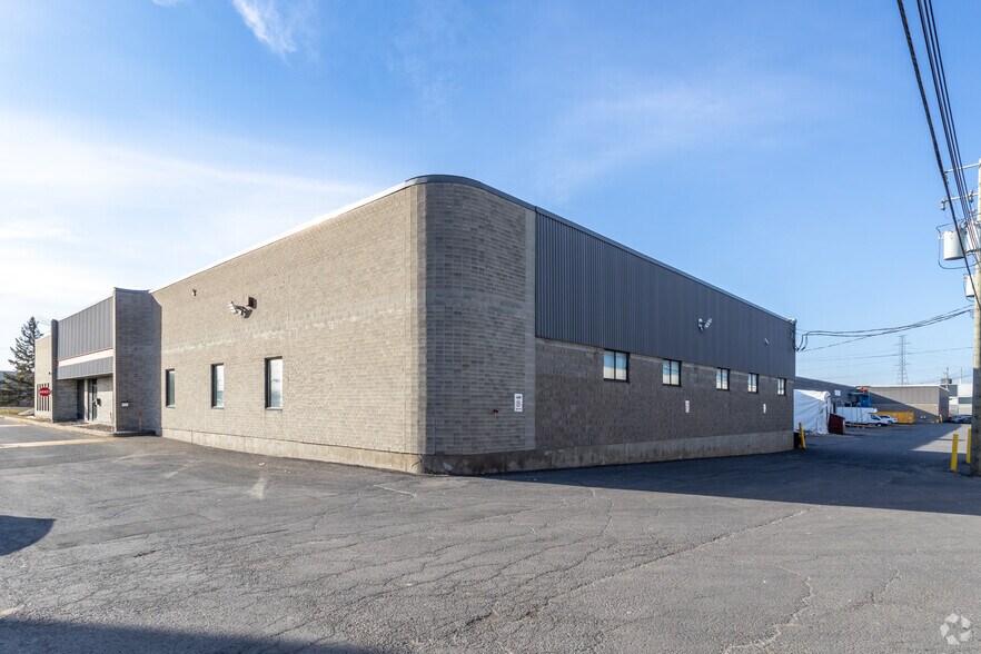 More Photos Of 333 Ch du Tremblay, Boucherville Warehouse For Lease