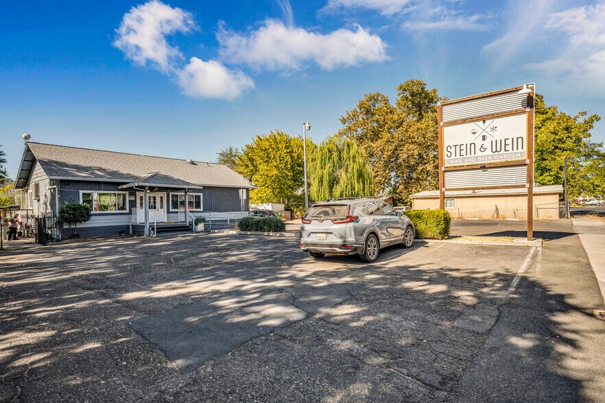 More Photos Of 14625 Lakeshore Dr, Clearlake Restaurant For Sale