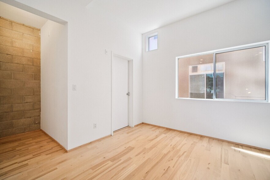 More Photos Of 717 N Highland Ave, Los Angeles Flex For Sale