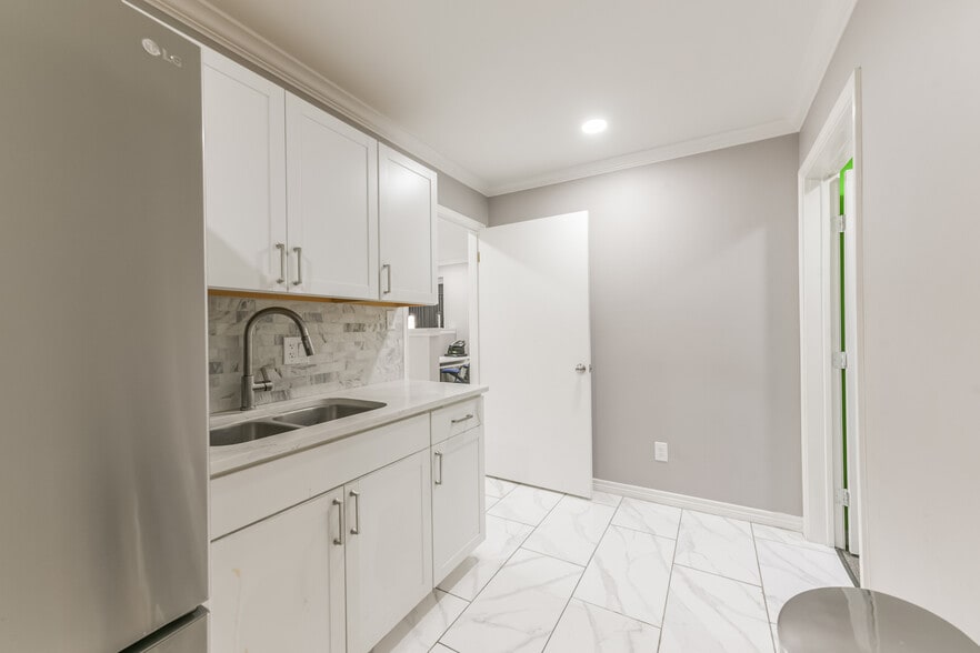 More Photos Of 1207 S Houston, Humble Warehouse For Sale