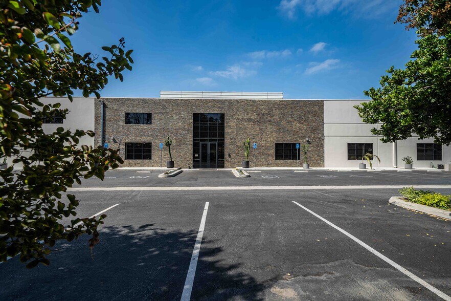 More Photos Of 2001 Saturn St, Monterey Park Light Distribution For Sale