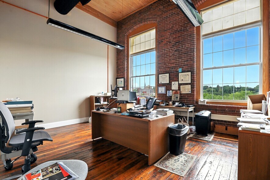 More Photos Of 670 N Commercial St, Manchester Apartments For Lease