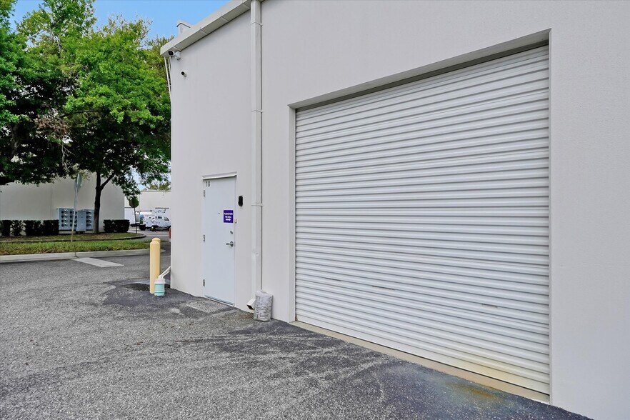 More Photos Of 8810 Commodity Cir, Orlando Showroom For Lease