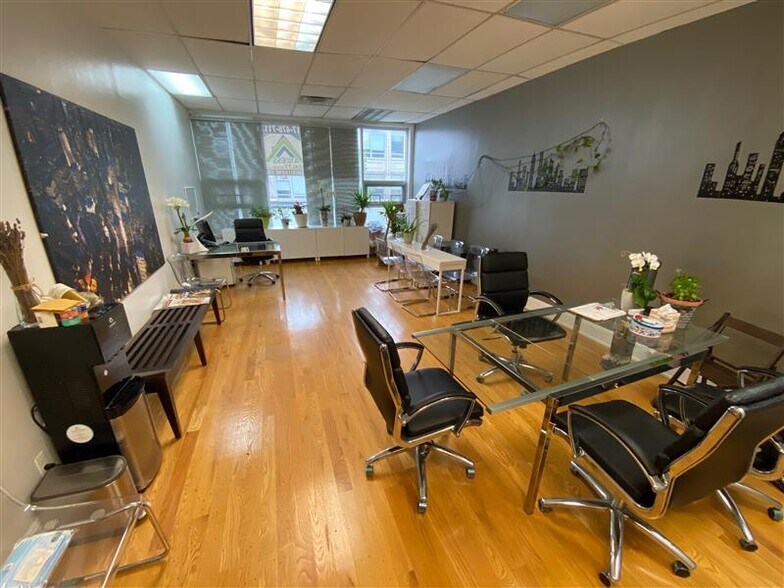More Photos Of 3189 Steinway St, Astoria Storefront Retail Office For Lease