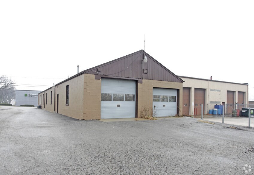More Photos Of 705 E Park Ave, Libertyville Light Distribution For Lease