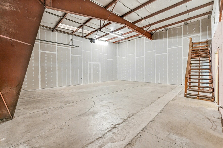 More Photos Of 670 Cambridge St, Fredericksburg Warehouse For Lease