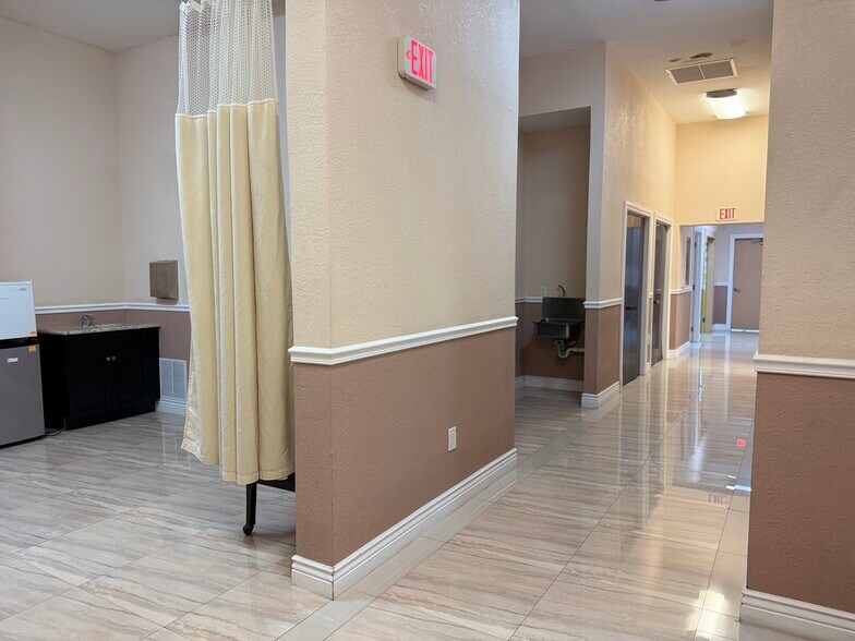 More Photos Of 2950 W Griffin Rd, Fort Lauderdale Freestanding For Lease