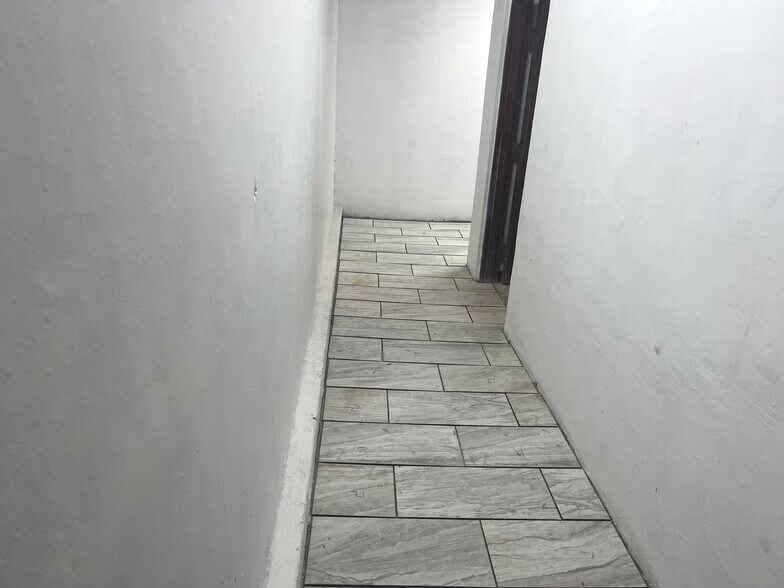 More Photos Of 760 W 28th St, Hialeah Warehouse For Lease