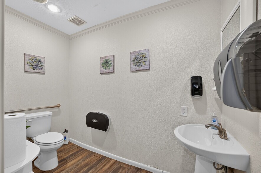 More Photos Of 108-110 W Grove St, Kaufman Office For Lease