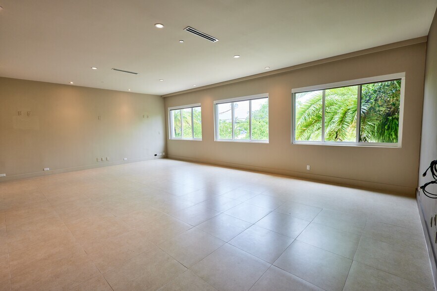 More Photos Of 300-320 NE 60th St, Miami Warehouse For Sale